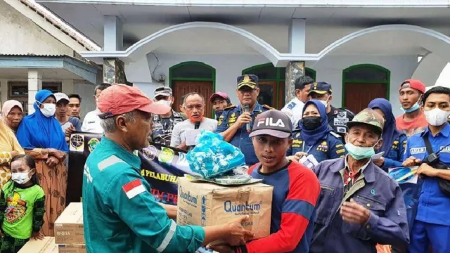 Komunitas Maritim Banyuwangi Turun, Bantu Pengungsi Gunung Semeru - GenPI.co JATIM