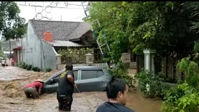 Banjir Rendam Pemukiman di Jember, Sebuah Mobil Terseret Arus - GenPI.co JATIM