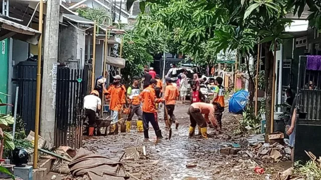 Pemkab Jember Bersihkan Material Banjir, Akhir Minggu Rampung - GenPI.co JATIM