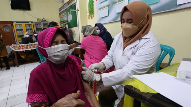 Wali Kota Surabaya Jempolan, Vaksin Booster Lansia Door to Door - GenPI.co JATIM