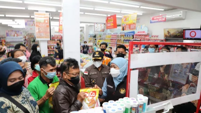 Minyak Goreng di Toko Ritel Malang Diserbu, Stok Rak Menipis - GenPI.co JATIM