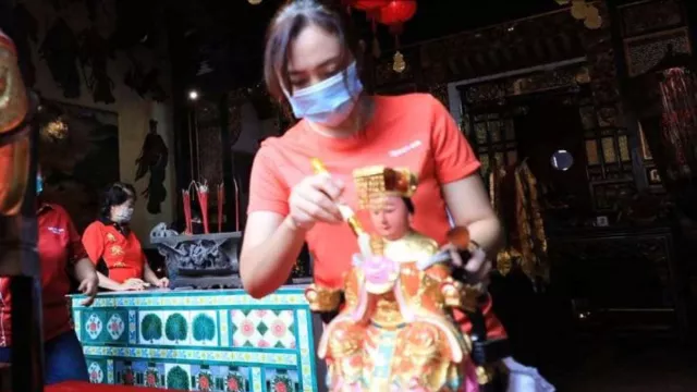 Warga Tionghoa Madiun Bersihkan Patung, ini Kegiatannya - GenPI.co JATIM