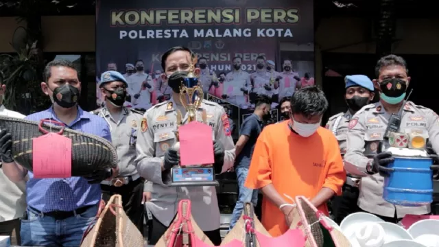 Pria di Malang ini Hanya Pasrah Saat Polisi Mendatangi Tempatnya - GenPI.co JATIM