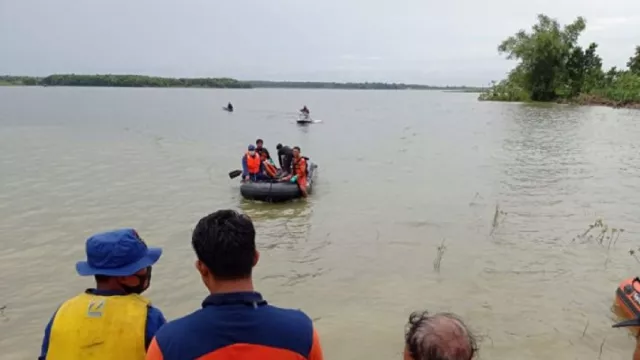 Perahu Terbalik di Waduk Gondang Lamongan, 1 Orang Masih Hilang - GenPI.co JATIM
