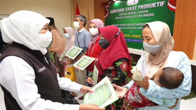 Gubernur Jatim Punya Cara Jempolan Berantas Gerak Rentenir - GenPI.co JATIM Gubernur Jatim Punya Cara Jempolan Berantas Gerak Rentenir - GenPI.co JATIM