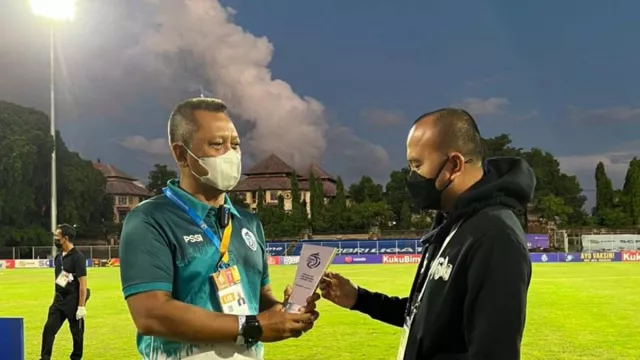 Pelatih Arema FC Jadi Pelatih Terbaik Liga 1 - GenPI.co JATIM