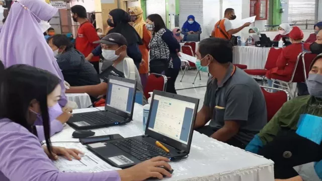 Jadwal Vaksin Kota Madiun, 200 Orang Setiap hari, Catat Jadwalnya - GenPI.co JATIM Jadwal Vaksin Kota Madiun, 200 Orang Setiap hari, Catat Jadwalnya - GenPI.co JATIM