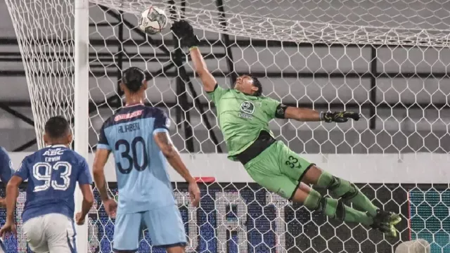 Lawan Bali United, Persela Tak Diperkuat Kiper Syarat Pengalaman - GenPI.co JATIM