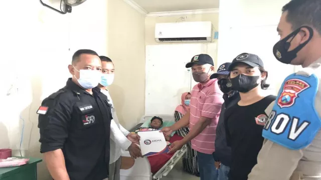 Manajemen Arema FC Beri Bantuan Korban Pembacokan di Lumajang - GenPI.co JATIM