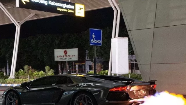 Edan! Mobil Crazy Rich Surabaya Sampai Keluar Api - GenPI.co JATIM