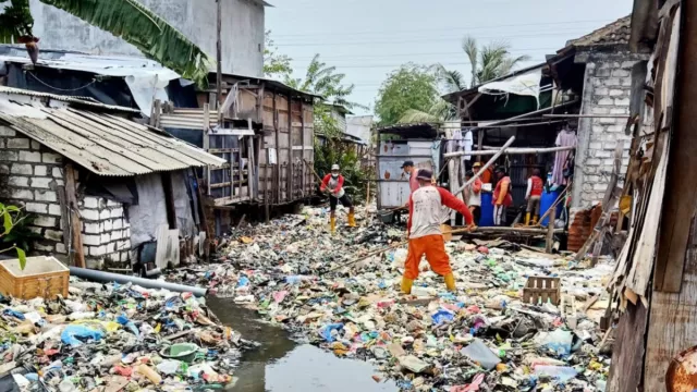 Parah Banget, Sampah di Sungai Kalianak Surabaya Bikin Syok - GenPI.co JATIM