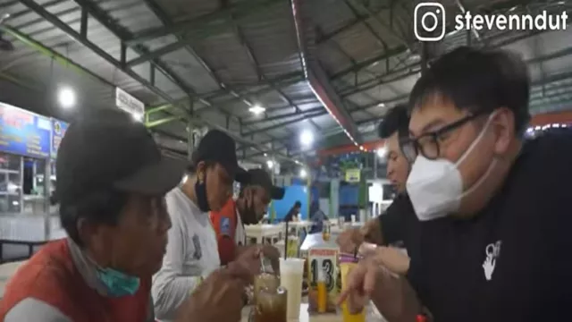 Traktir Makan Tukang Sapu, Crazy Rich Surabaya Terharu - GenPI.co JATIM