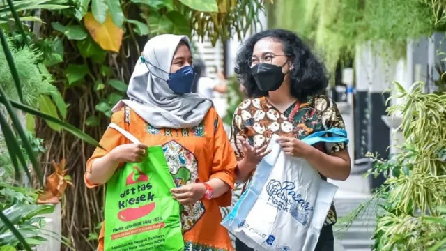 Warga Surabaya, Jangan Kaget Kalau Belanja Tak Diberi Tas Plastik - GenPI.co JATIM
