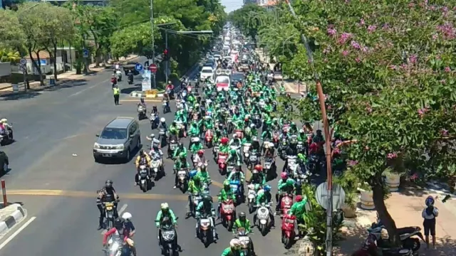 Pengemudi Ojek Online Beberkan Alasan Demo Besar-Besaran di Surabaya - GenPI.co JATIM