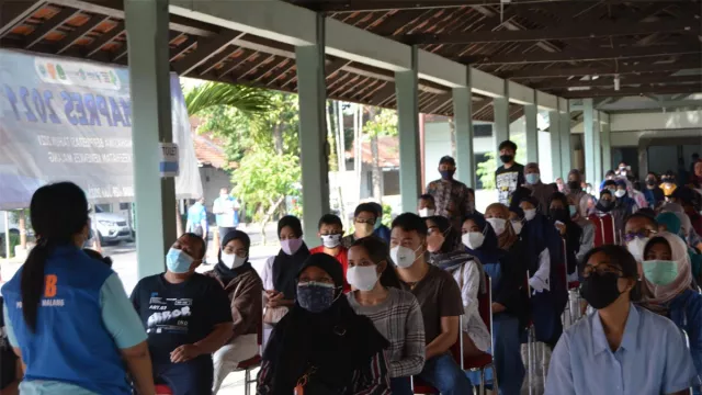 Vaksinasi Jadi Syarat Mudik, Ribuan Warga di Kota Malang Antre - GenPI.co JATIM