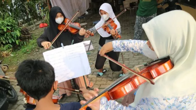 Pelajar Jombang Ngabuburit di Sanggar Komunitas Keroncong Anak - GenPI.co JATIM