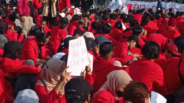 BBM Hingga Ayang Aku Demo Dulu Ya di Demo Mahasiswa Surabaya - GenPI.co JATIM