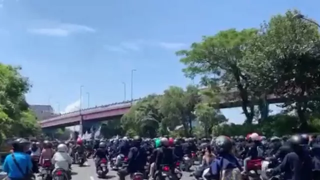Demo Mahasiswa Surabaya, Massa Aksi Mulai Bergerak Padati Jalanan - GenPI.co JATIM