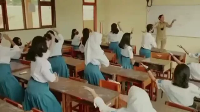 Video Guru di Surabaya Viral, Nadiem Makarim Puji Setinggi Langit - GenPI.co JATIM