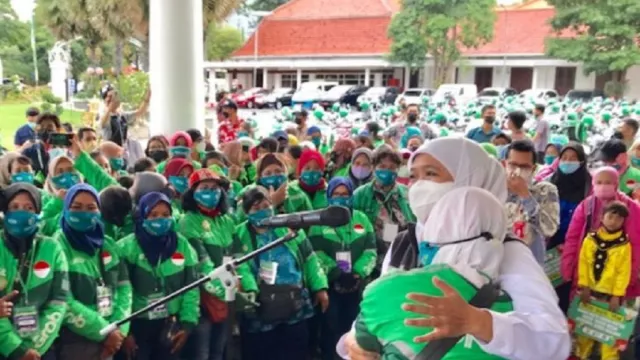 Momen Khofifah Peluk Kartini Pengemudi Ojol, Mengharukan - GenPI.co JATIM