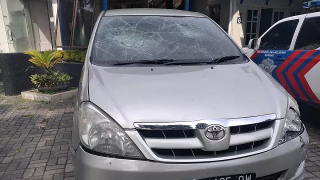 Kepergok Begituan, Innova Tancap Gas Tabrak 4 Kendaraan di Malang - GenPI.co JATIM