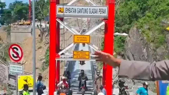 Antrean Panjang, Jembatan Gladak Perak Lumajang Macet - GenPI.co JATIM
