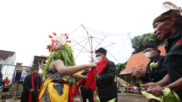 Wabup Sugirah Ikut Ritual Adat Seblang, Beri Pesan Penting - GenPI.co JATIM Wabup Sugirah Ikut Ritual Adat Seblang, Beri Pesan Penting - GenPI.co JATIM