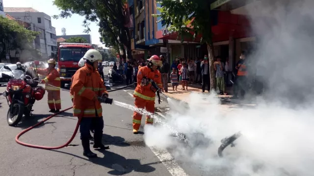 Hangus Terbakar, Motor di Jalan Gemblongan Surabaya Sisa Rangka - GenPI.co JATIM