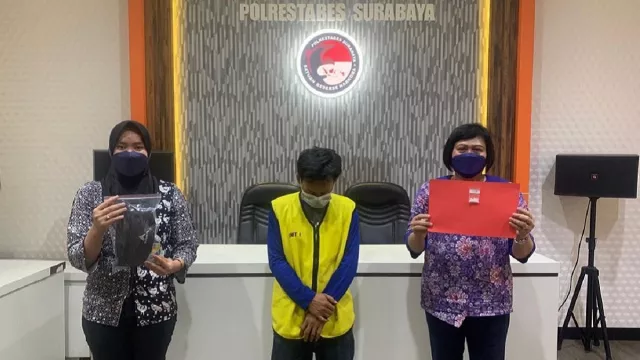 Pria di Surabaya ini Tak Berkutik Usai Tertangkap Basah Polisi - GenPI.co JATIM