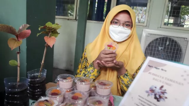 Daun Ungu Kaya Manfaat, Siswi SMP di Surabaya Buat Terobosan Unik - GenPI.co JATIM