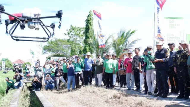 Pemkab Lamongan Gunakan Drone Kendalikan Hama Pertanian - GenPI.co JATIM