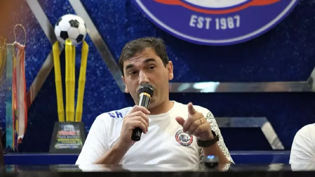 Aremania Kritik Singo Edan, Sebut Almeida Kurang Atraktif - GenPI.co JATIM