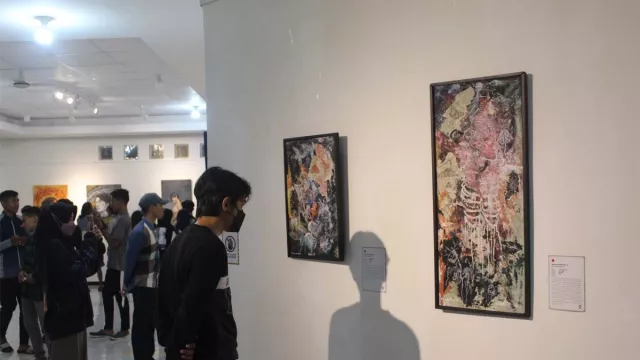 Mahasiswa Unesa Pameran Karya Seni Tentang Parodi Kehidupan - GenPI.co JATIM