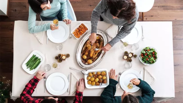 3 Manfaat Makan Bersama Keluarga, Sederhana Tapi Efeknya Dahsyat - GenPI.co JATIM