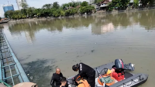 Fakta Seorang Wanita di Surabaya Nekat Menceburkan Diri ke Sungai - GenPI.co JATIM