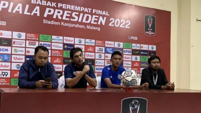 Gol Masih Seret, Pelatih Arema FC Angkat Bicara - GenPI.co JATIM