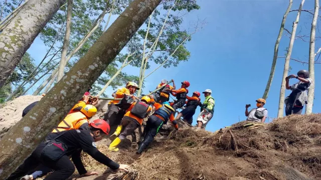 Kuli Bangunan yang Hanyut di Sungai Brantas Ditemukan - GenPI.co JATIM