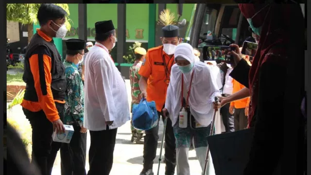 Kloter Terakhir Tiba di Asrama Haji Surabaya, Hamdalah - GenPI.co JATIM