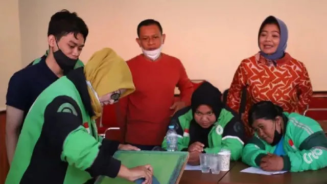 Puluhan Pengemudi Ojek Online Perempuan di Surabaya Ikut Pelatihan - GenPI.co JATIM
