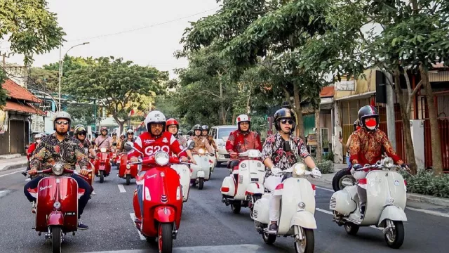 Keren, Crazy Rich Surabaya dan Armuji Naik Vespa Merah dan Putih - GenPI.co JATIM