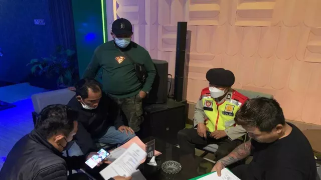 Polisi Periksa Pemilik Tempat Hiburan Malam di Malang, Buntut Baliho Miras Gratis - GenPI.co JATIM