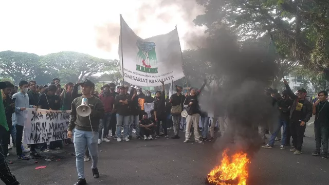 Demo Mahasiswa di Malang Sebut Pemerintah Plin-plan - GenPI.co JATIM