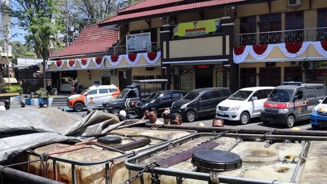 Polres Lumajang Tangkap Penimbun BBM Subsidi, Buat Geregetan! - GenPI.co JATIM