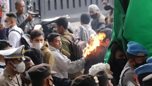 Ngeri! Demonstran di Malang Tersambar Api saat Aksi Penolakan Kenaikan BBM - GenPI.co JATIM