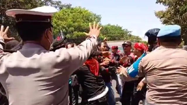Demo Buruh di Surabaya Sempat Diwarnai Ketegangan dengan Polisi - GenPI.co JATIM