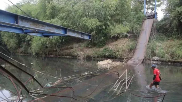 Jembatan Gantung di Probolinggo Ambruk, Pemkab Lakukan Penyelidikan - GenPI.co JATIM