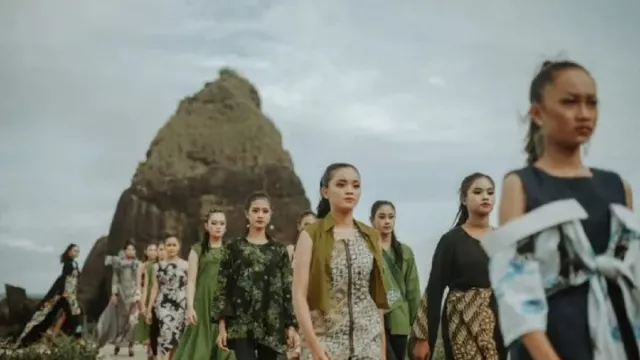 Papuma Fashion Week Digelar, Belasan Model Cantik Tampilkan Busana Batik - GenPI.co JATIM