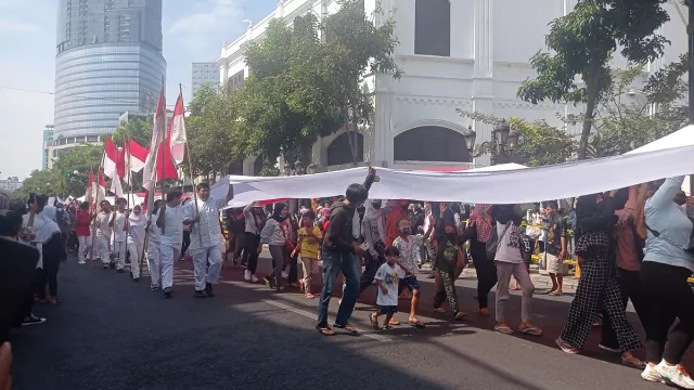 Momen Haru Drama Perobekan Bendera di CFD Surabaya, Bikin Air Mata Meleleh - GenPI.co JATIM