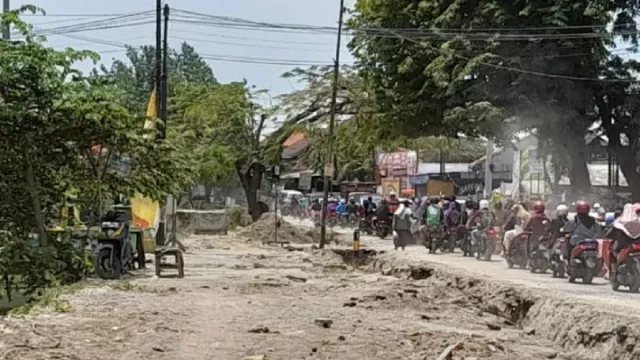 Warga Krian Sidoarjo Harap Bersabar Dulu Melintas di Jalan Kyai Mojo - GenPI.co JATIM