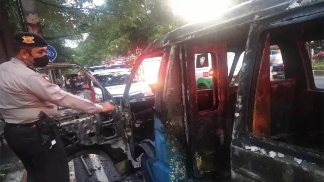 Heboh! Angkot Terbakar di Dekat Kampus UB Malang, Berikut Kronologinya - GenPI.co JATIM